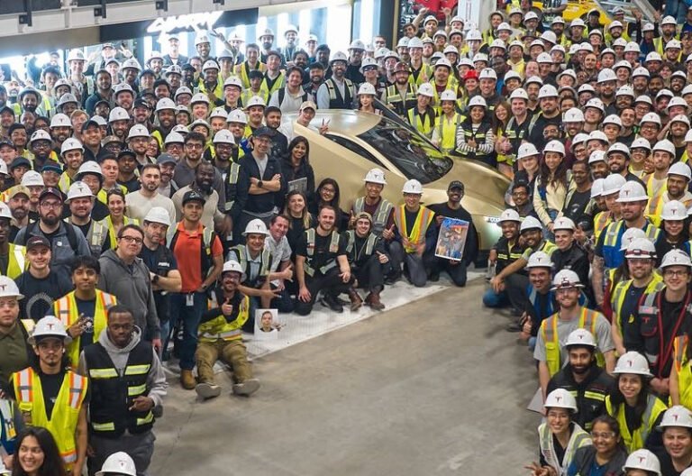 Tesla выпустила первое серийное роботакси Cybercab без руля и педалей