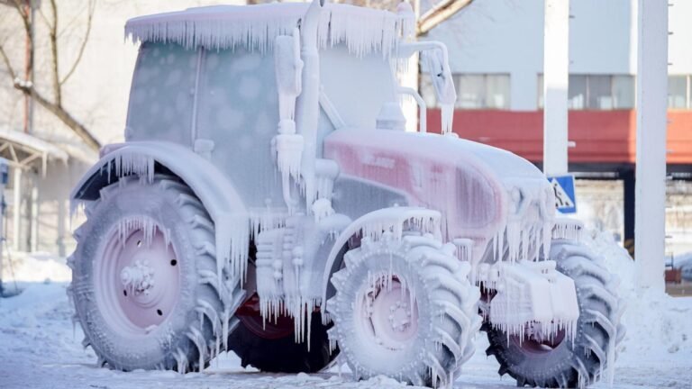 Трактор «Беларус» покрыли толстым слоем льда для эксперимента