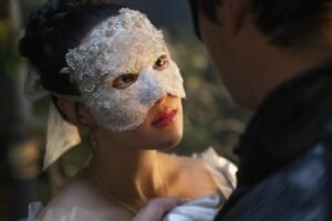 В «Бриджертонах» обнаружили анахронизм: современный пластырь на ухе героини