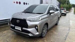 В России появился доступный семиместный Toyota Veloz