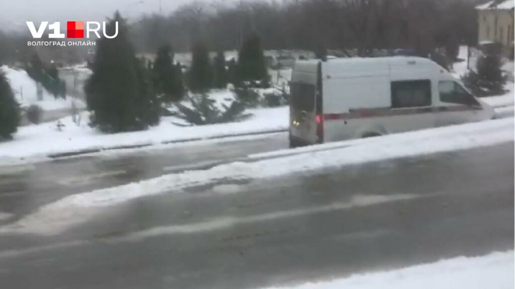 В Волгограде машины скорой помощи не могут подъехать к больнице № 25 из-за гололеда