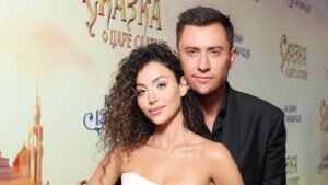 Жена Павла Прилучного в белоснежном платье с перьями на премьере