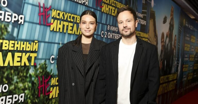 Звезда шоу 'Леди Mail': Алексей Чадов и его жена в откровенных фото из алтайской бани