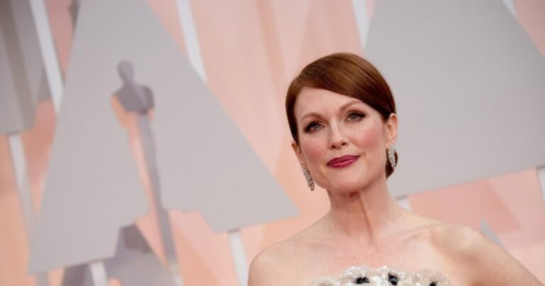 65-летняя Джулианна Мур покорила фанатов селфи без макияжа