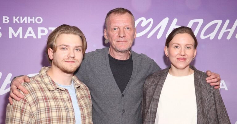 Алексей Серебряков с семьей появился на публике