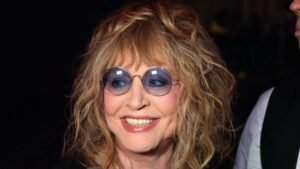 Алла Пугачева использует золотую трость ручной работы за десятки тысяч рублей