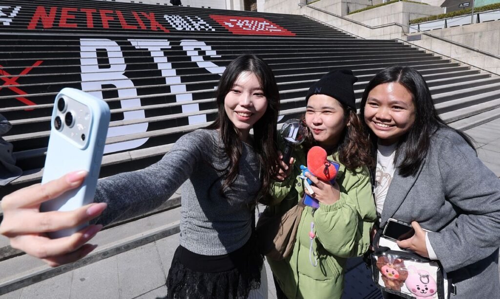 АРМИ со всего мира собираются в Сеуле в преддверии возвращения BTS