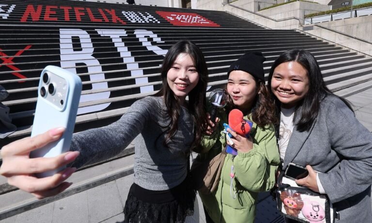 АРМИ со всего мира собираются в Сеуле в преддверии возвращения BTS