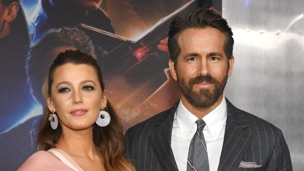 Блейк Лайвли и Райан Рейнольдс: романтические поцелуи на футбольном матче