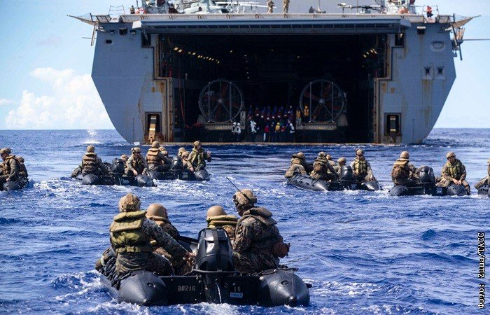 Десантные корабли ВМС США с морпехами приближаются к Аравийскому морю