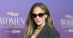 Дженнифер Лопес шокировала публику откровенным нарядом на сцене