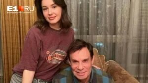 Ефим Шифрин и его молодая спутница: 70-летний юморист поразил публику романом