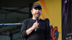 Экс-глава Калмыкии рассказал о восторге Норриса от поездки на Роллс-Ройсе по калмыцкой степи