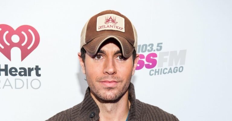 Энрике Иглесиас показал редкий снимок Анны Курниковой с четырьмя детьми