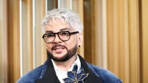 Филиппу Киркорову предложили извиниться за курение в аэропорту