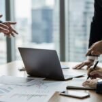 ФРС США оставит ставку без изменений из-за геополитики и атак на нефтяную инфраструктуру