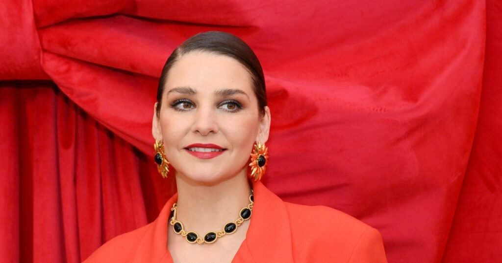 Глафира Тарханова показала фигуру в облегающем топе