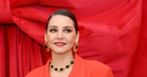 Глафира Тарханова показала фигуру в облегающем топе