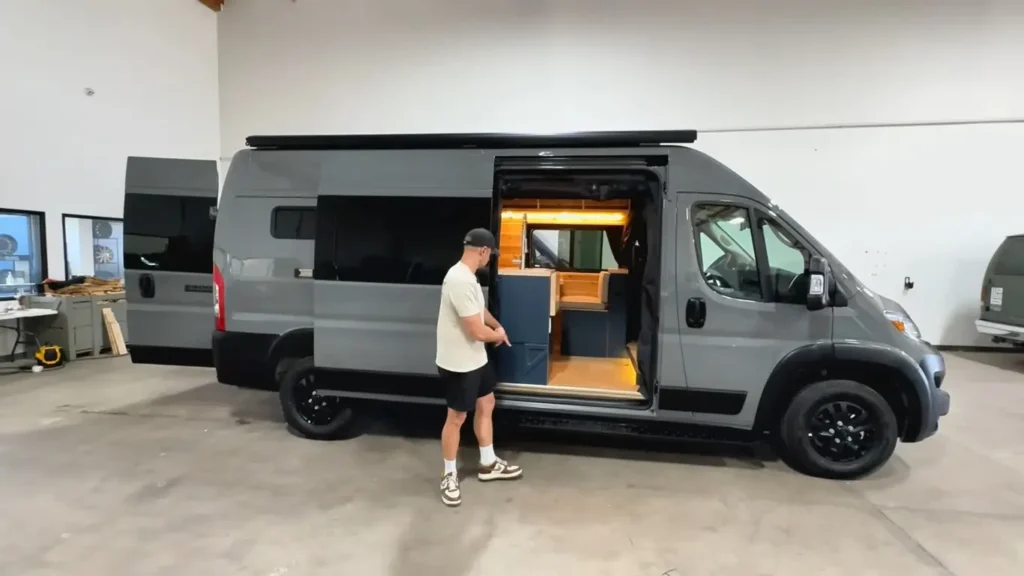 Кемпер Buttercup: автономный дом на колесах с деревянным интерьером