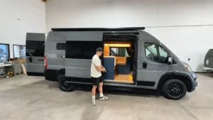 Кемпер Buttercup: автономный дом на колесах с деревянным интерьером