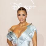 Ким Кардашьян продает свой гардероб на аукционе для помощи женщинам