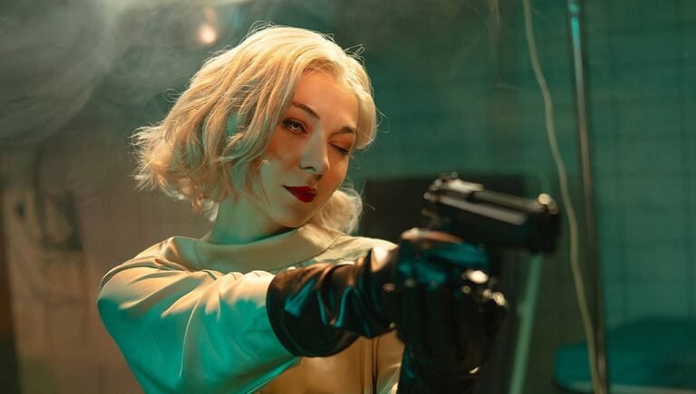 Косплеер Dear Iris стала Грейс Эшкрофт в делюкс-костюмах Resident Evil Requiem