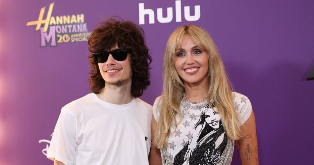 Майли Сайрус в образе Ханны Монтаны: встреча с женихом на ковровой дорожке