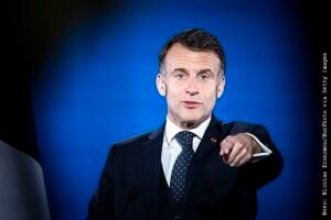 Макрон раскритиковал запрет на мессу в Храме Гроба Господня