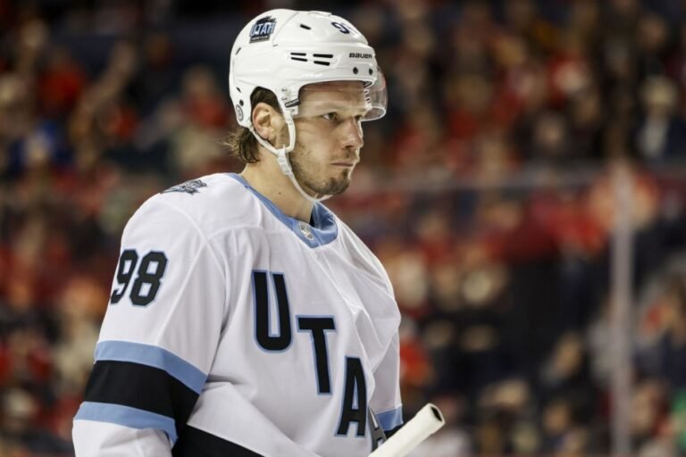 Михаил Сергачёв помог «Юте» обыграть «Вашингтон» в НХЛ