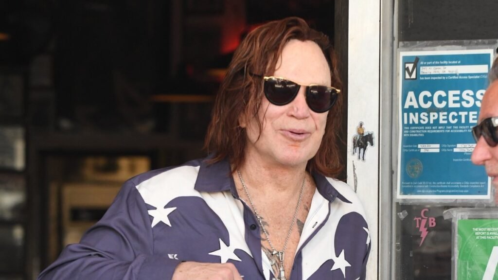 Микки Рурк шокировал фанатов радикальной сменой имиджа после скандала с выселением