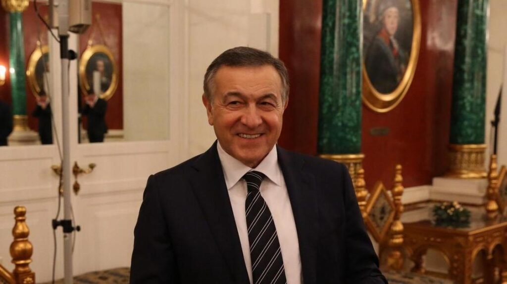 Миллиардер Араз Агаларов показал фото с молодой женой и сыном