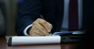 Минфин США смягчил санкции: три организации исключены из списка