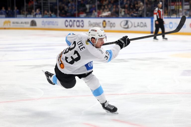 Минское Динамо проиграло московскому Динамо со счётом 6:4 в матче КХЛ