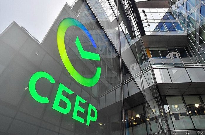 Минцифры отказало Сбербанку в признании нейросети Kandinsky российским ПО