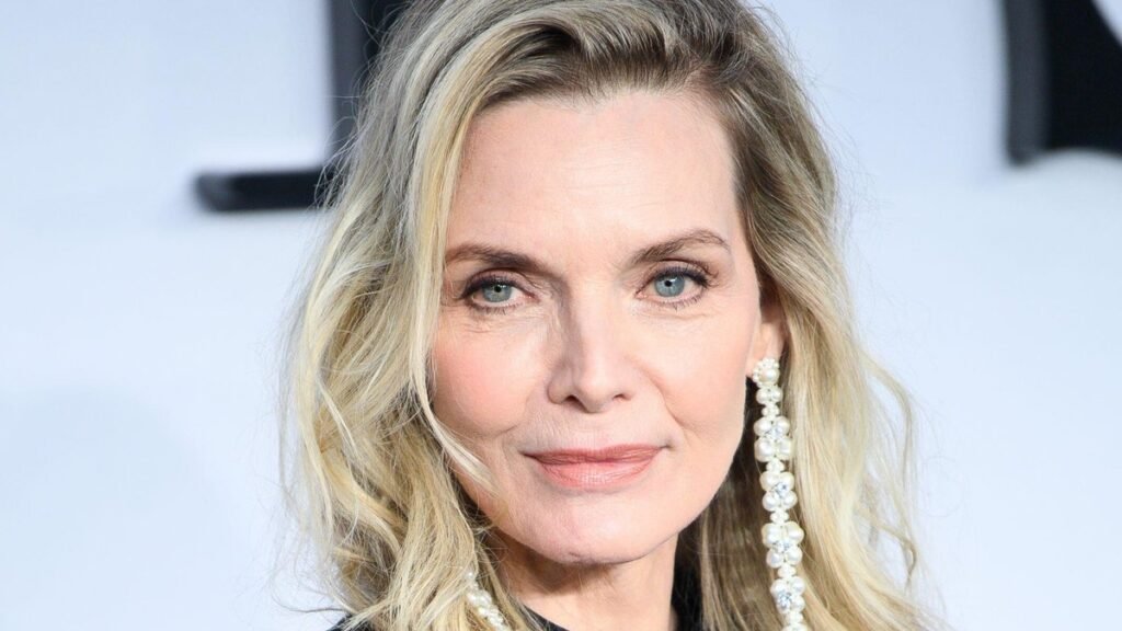 Мишель Пфайффер в 67 лет поразила фигурой в облегающем платье