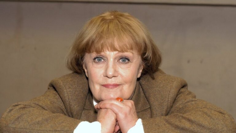 Мишустин поздравил Ольгу Яковлеву с юбилеем за вклад в российское драматическое искусство