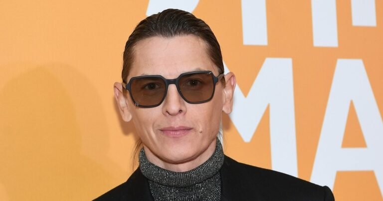 Модная тенденция: стилист Лисовец рекомендует россиянкам одеваться в стиле 80-х