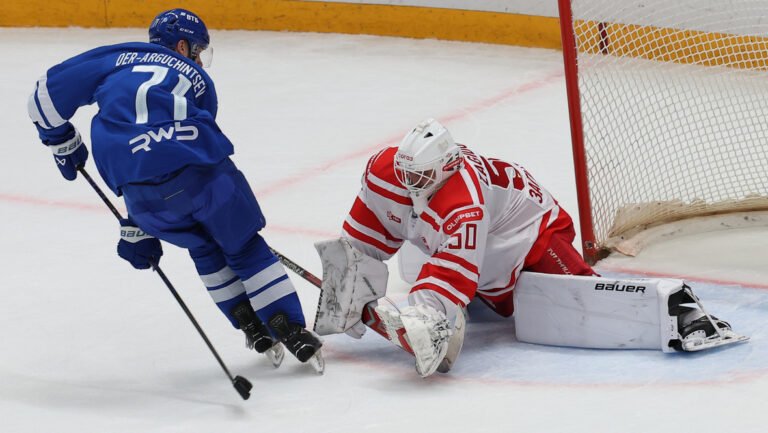 Московское «Динамо» победило «Спартак» по буллитам в КХЛ