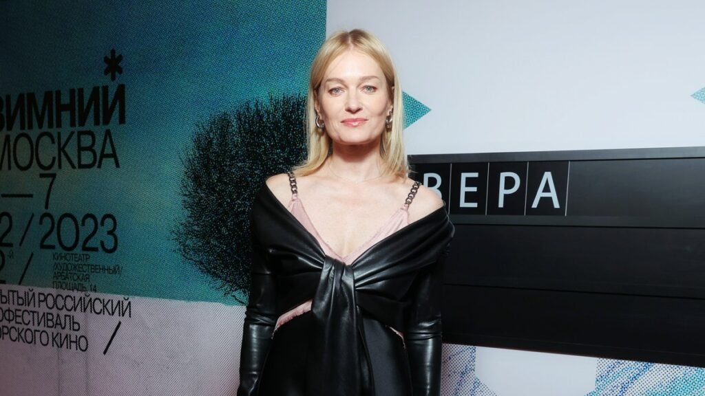 Муж Толстогановой показал фото жены без макияжа на 54-летии