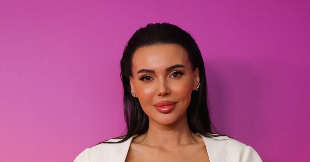 Оксана Самойлова поделилась откровенным фото с полуобнаженным партнером