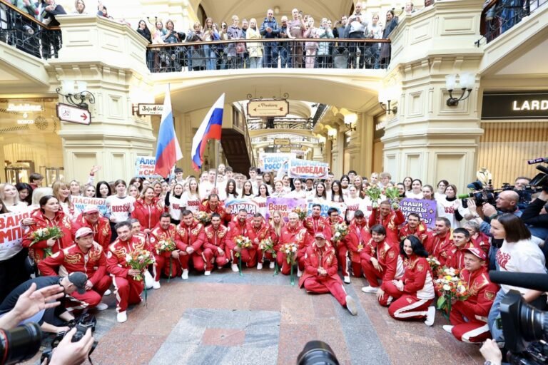 Паралимпийская команда России триумфально вернулась в Москву