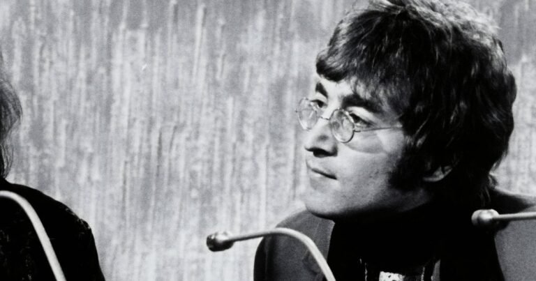 Пианино Джона Леннона продано на аукционе за $3,3 млн