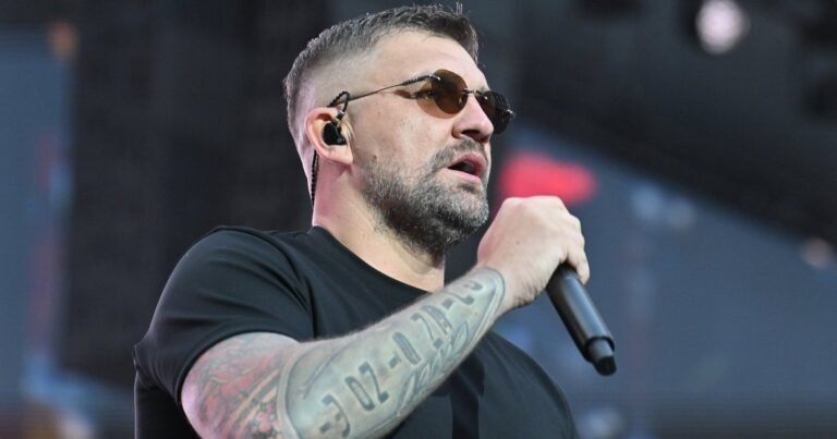 Поклонница Басты требует 20 млн и трудоустройства через суд