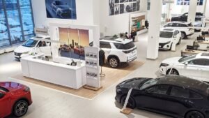 Продажи новых авто в России растут: эксперт Целиков