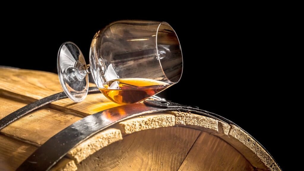 Производство коньячного дистиллята в России снизится на треть в 2025 году