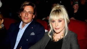 Пугачева и Галкин* переоформили замок в деревне Грязь на детей