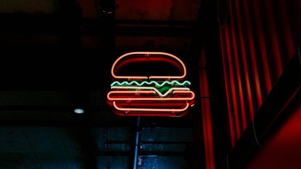 Ребрендинг по закону: во сколько бизнесу обойдется смена вывески