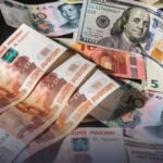 Рубль рекордно упал к доллару и юаню