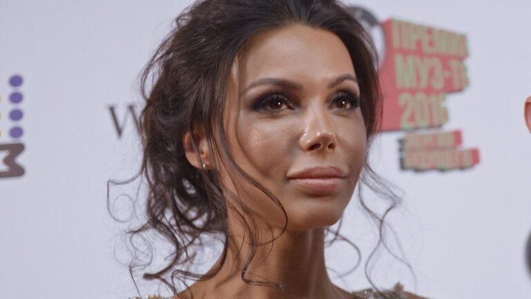 Самойлова в шокирующем образе: откровенное платье вызвало негодование