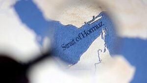 Саудовская Аравия снижает экспорт нефти через Ормузский пролив